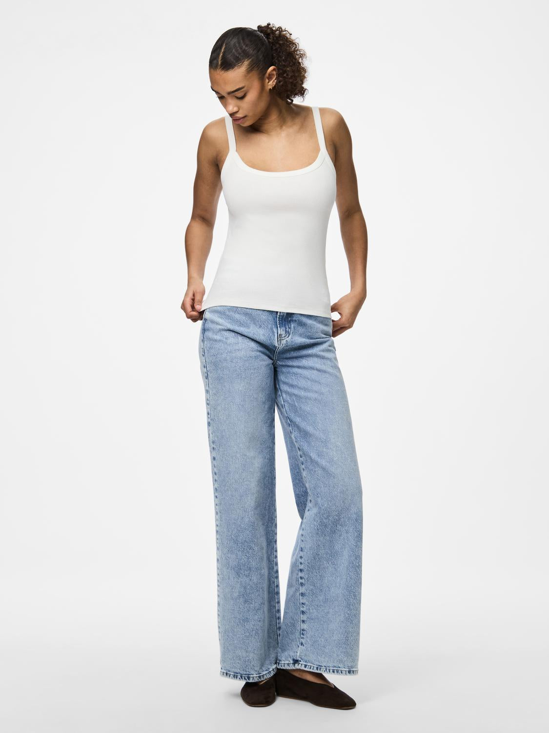 model_shot-front_full